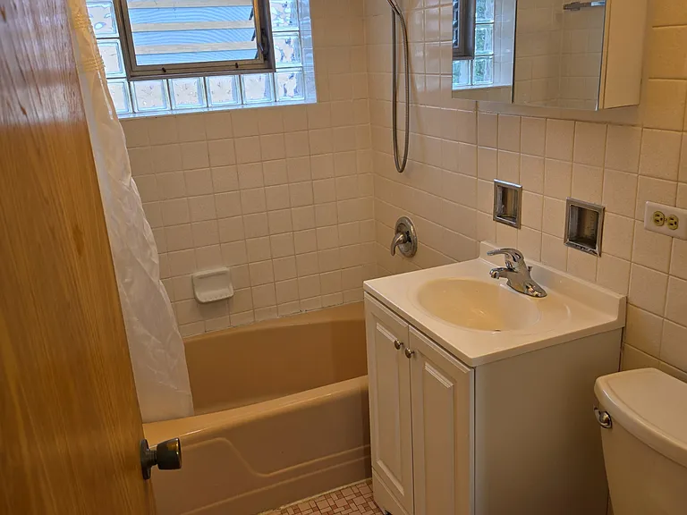 6750 N Sauganash Ave #2N — Photo 7