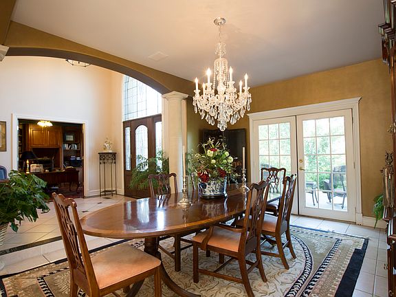 Arch Entryways &Columns in Dining