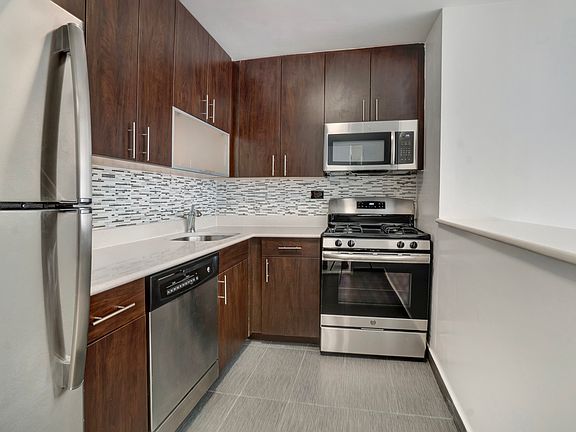 4th image of 300 Mercer St APT 20F
