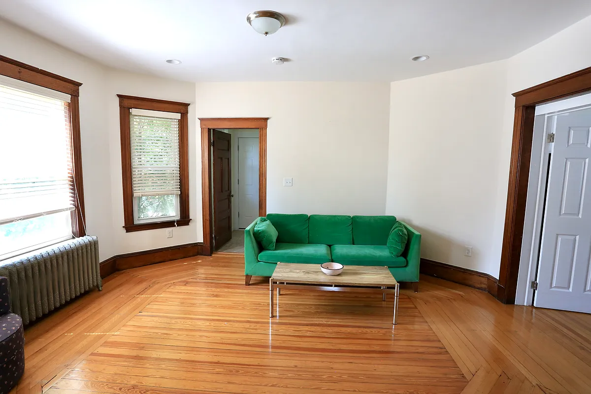Building Photo - 124 Forest St #1L