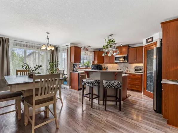 123 W Hawkmere Vw, Chestermere, AB T1X 1T7
