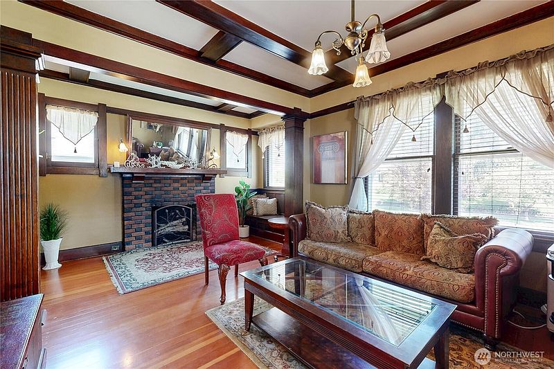 3rd image of 320 Juniper Street