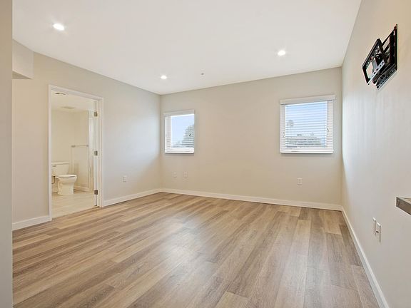 4th image of 8532 Cashio St #202