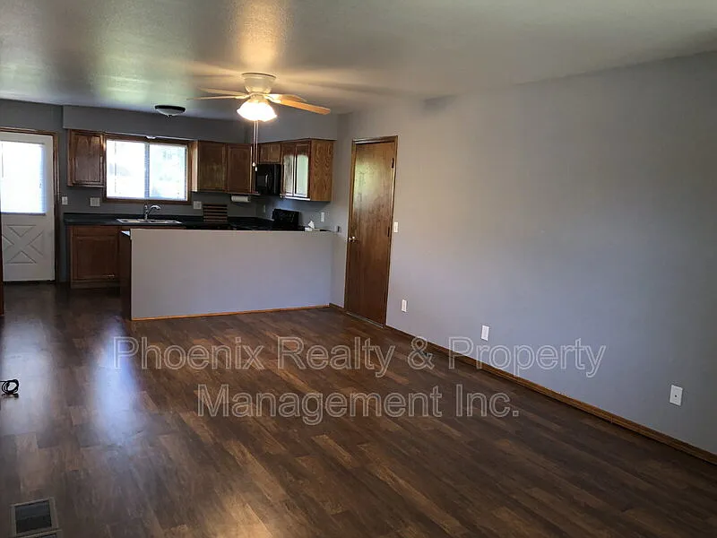 3 bed, 1.5 bath, 1400 sqft, $2,300 — Photo 2