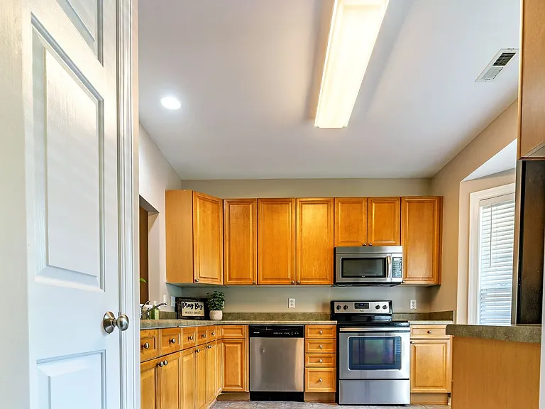208 Sir William Ln — Photo 10
