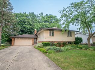 925 Webster Ln, Schaumburg, IL 60193