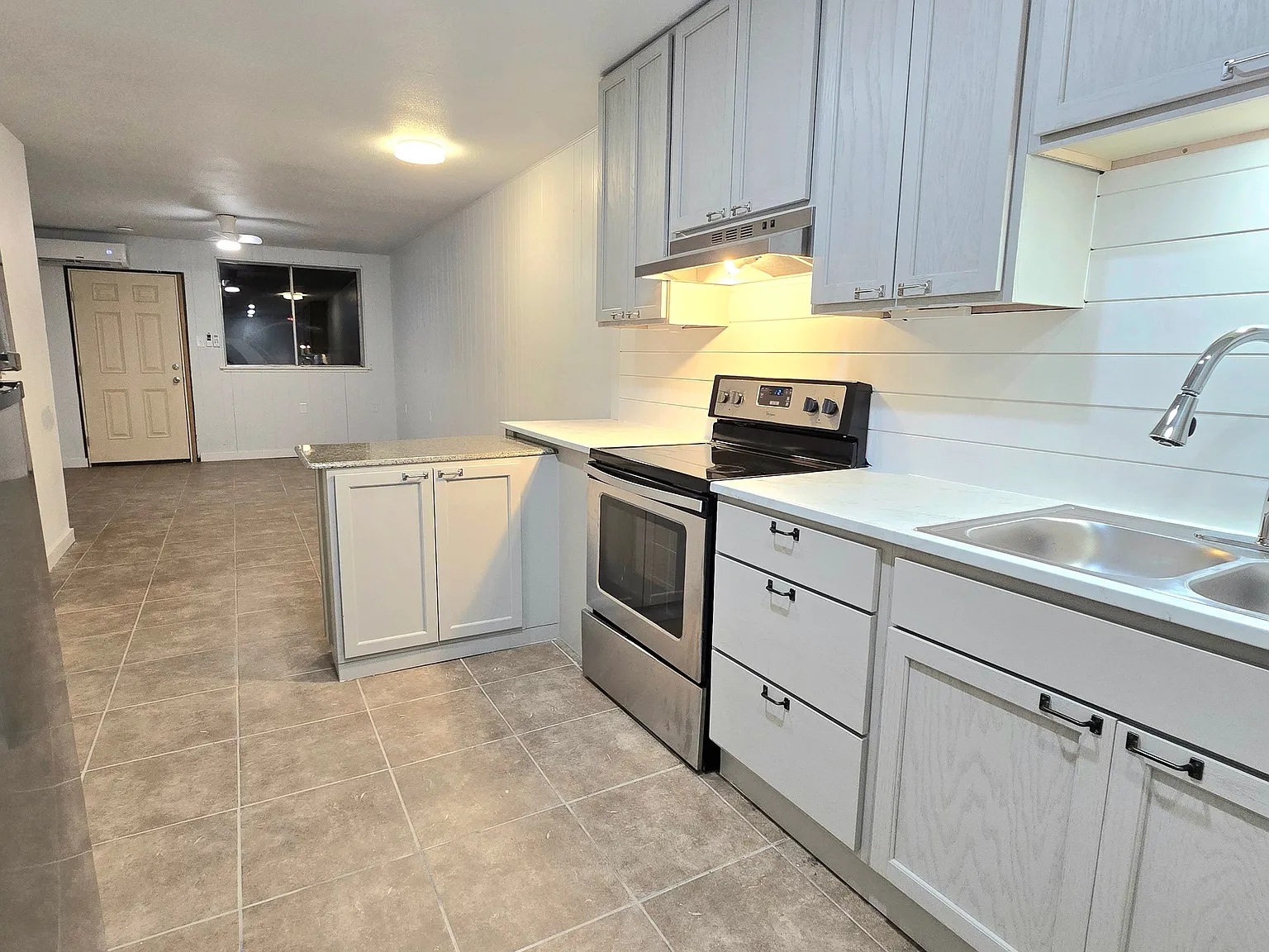Spacious 1-Bedroom Apartment All Bills Included + Wifi — Photo 4