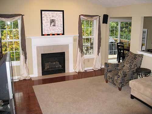 Family room w/fireplace, vaulted ceiling w/ fan