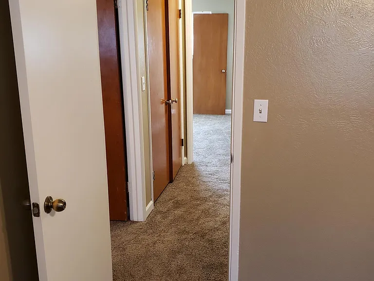 1421 Roberts Ave — Photo 14