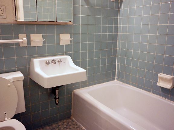 5th image of 2208 Woodlawn Dr