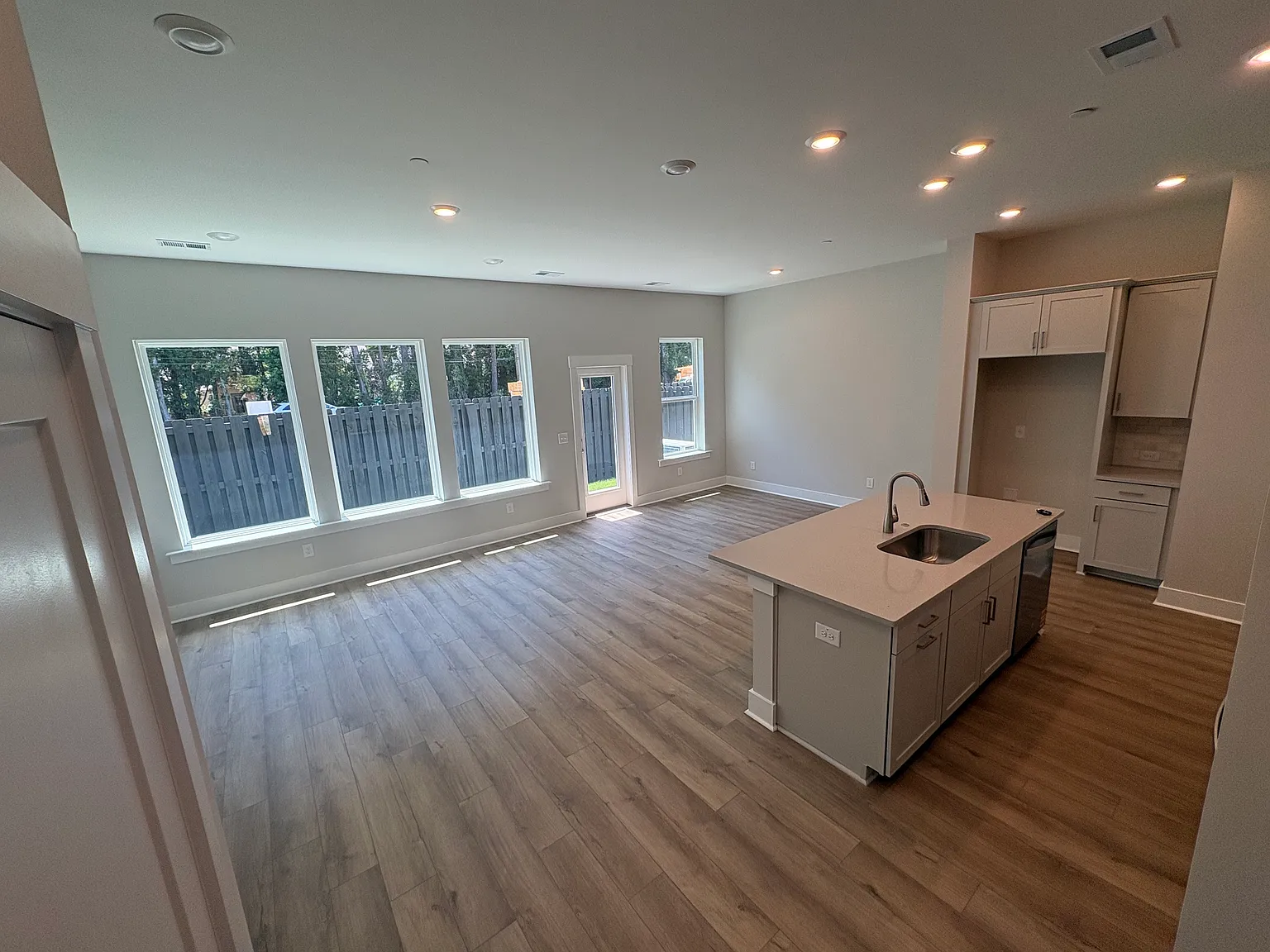 4 bed, 3.5 bath, 2222 sqft, $4,000 — Photo 3