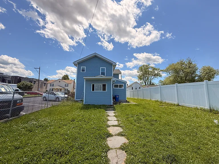305 Willow St — Photo 3