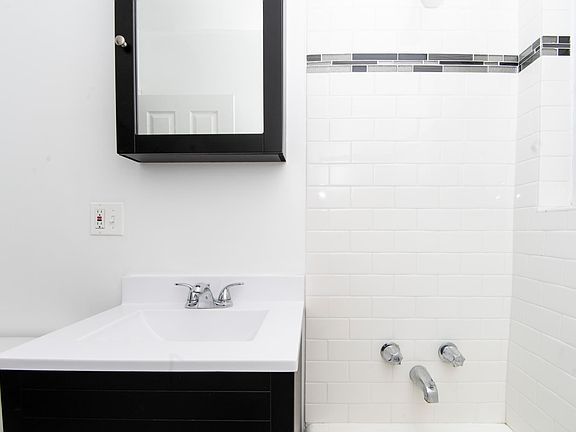 2nd image of 3343-3345 N Marshfield Ave #305