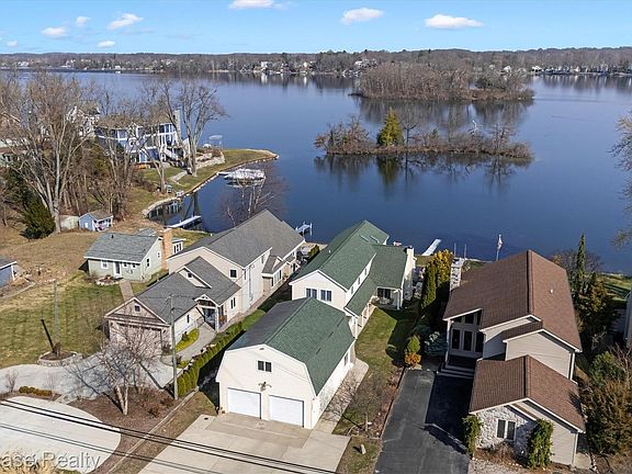 3rd image of 2324 N Duck Lake Rd