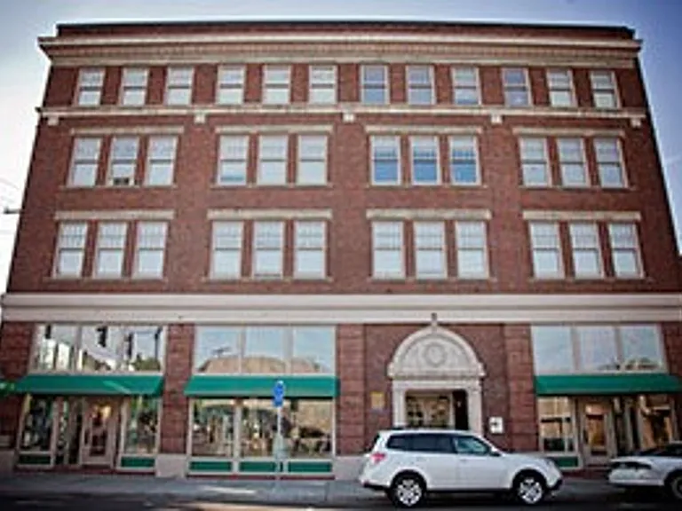 110 SW Court Ave — Photo 1