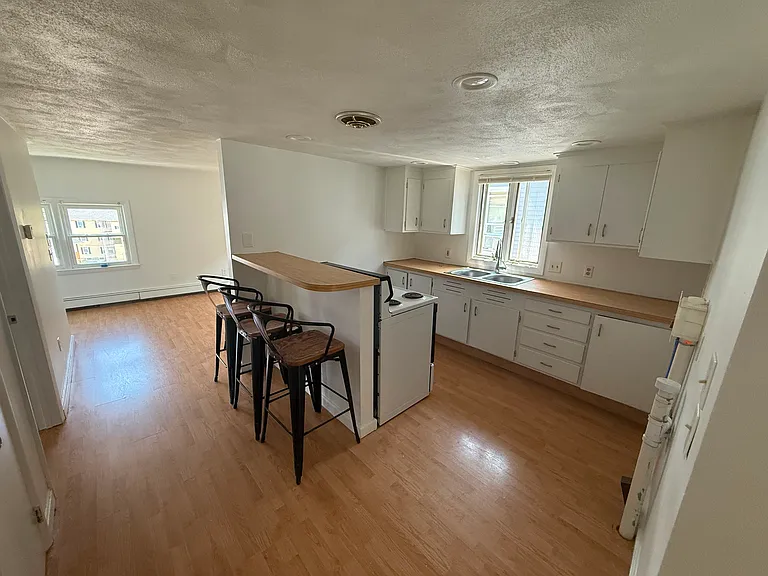 154 Mount Saint Charles Ave #2 — Photo 5