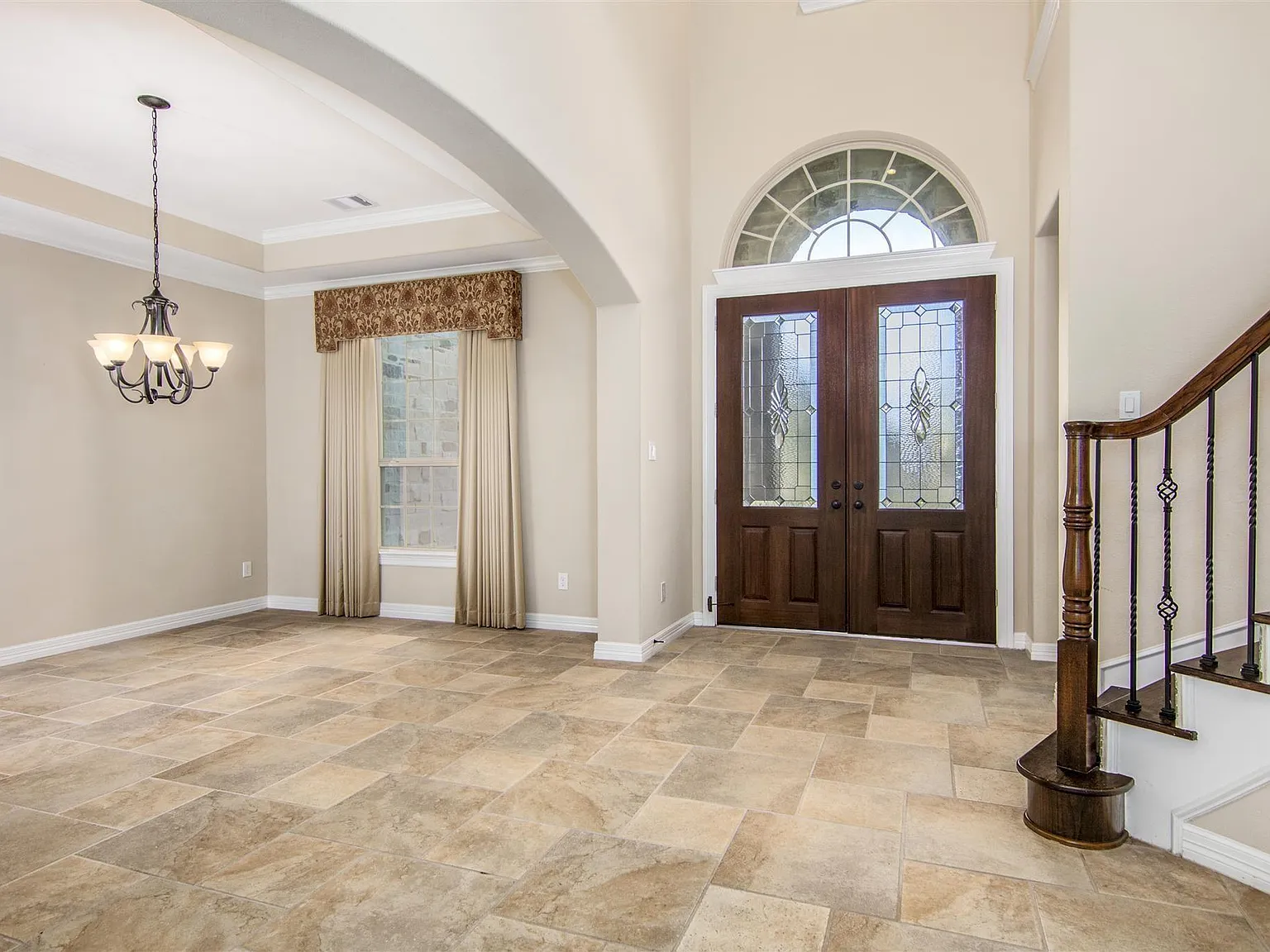 5 bed, 3.5 bath, 4074 sqft, $5,100 — Photo 4