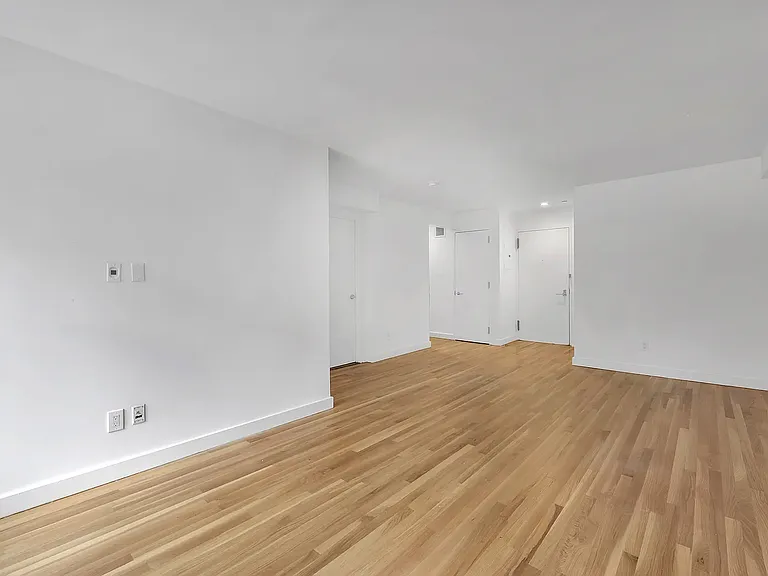 101 W 15th St #106 — Photo 4
