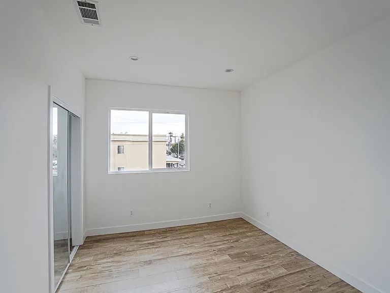2765 W 12th St — Photo 10