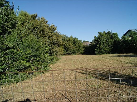 3rd image of 236 Country Place Ln