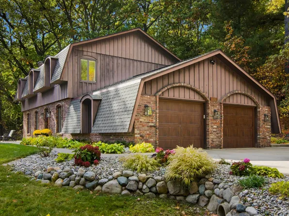 2160 Kewaunee Dr, Traverse City, MI 49686