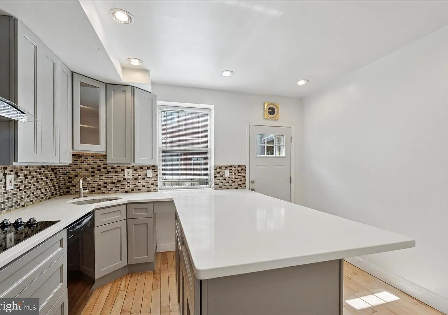 Updated 2BR Townhome with Dual Ensuite Baths, Hardwood Floors & Private Patio in Grays Ferry — Photo 2