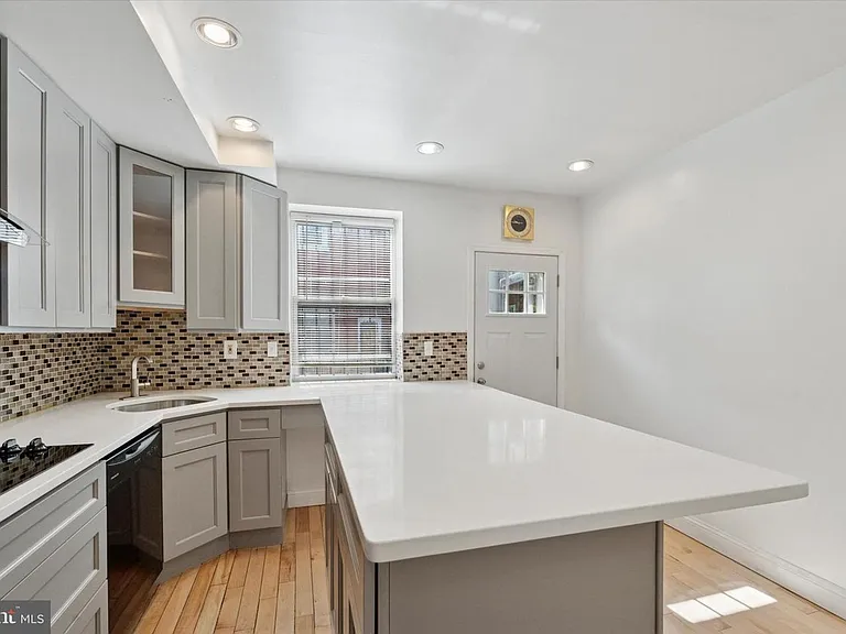 1313 S Stanley St — Photo 2