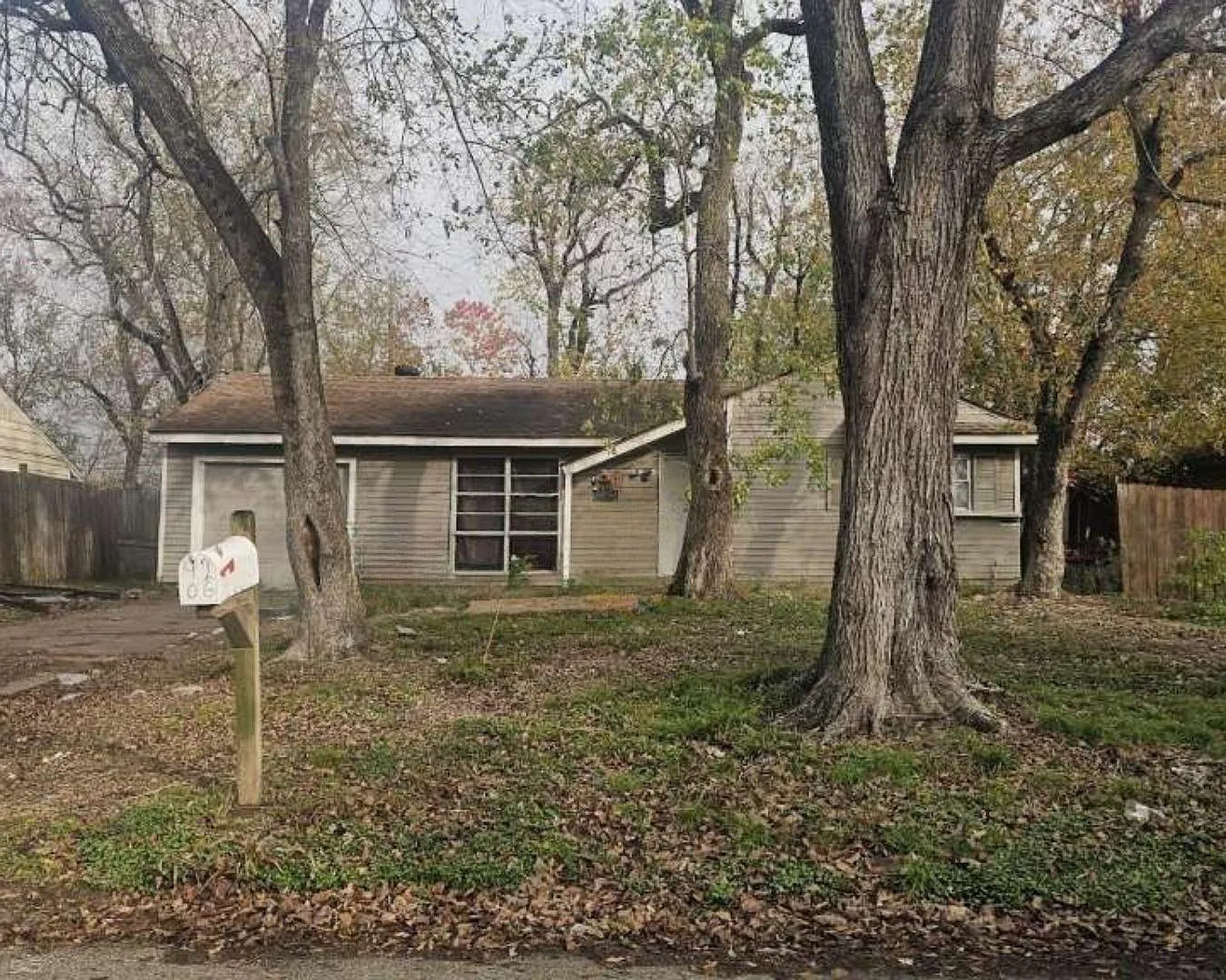 3 bed, 1.0 bath, 1188 sqft, $1,639 — Photo 1