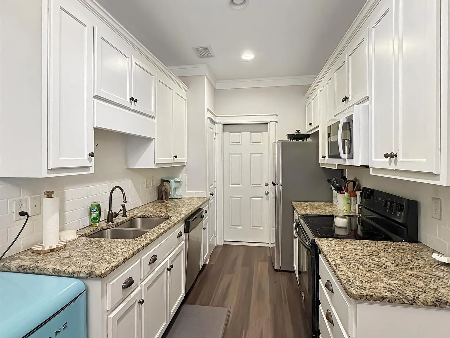 917 Homewood Dr — Photo 2