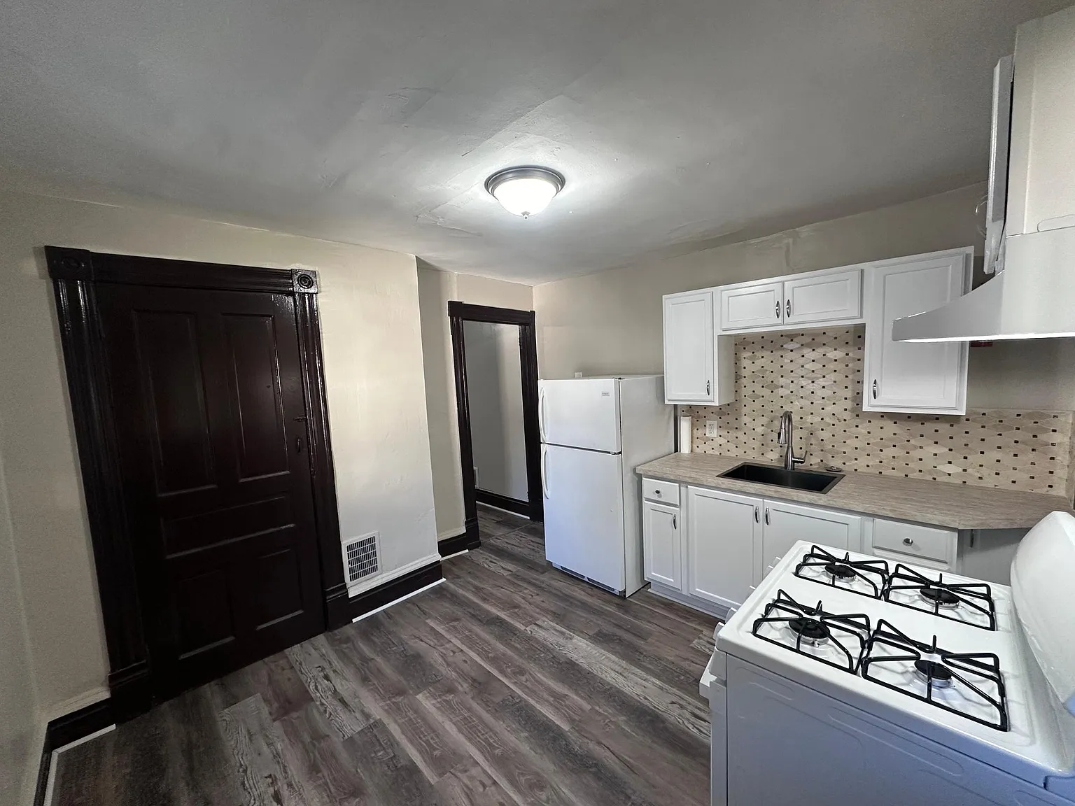 3 bed, 1000 sqft, $1,350 — Photo 2