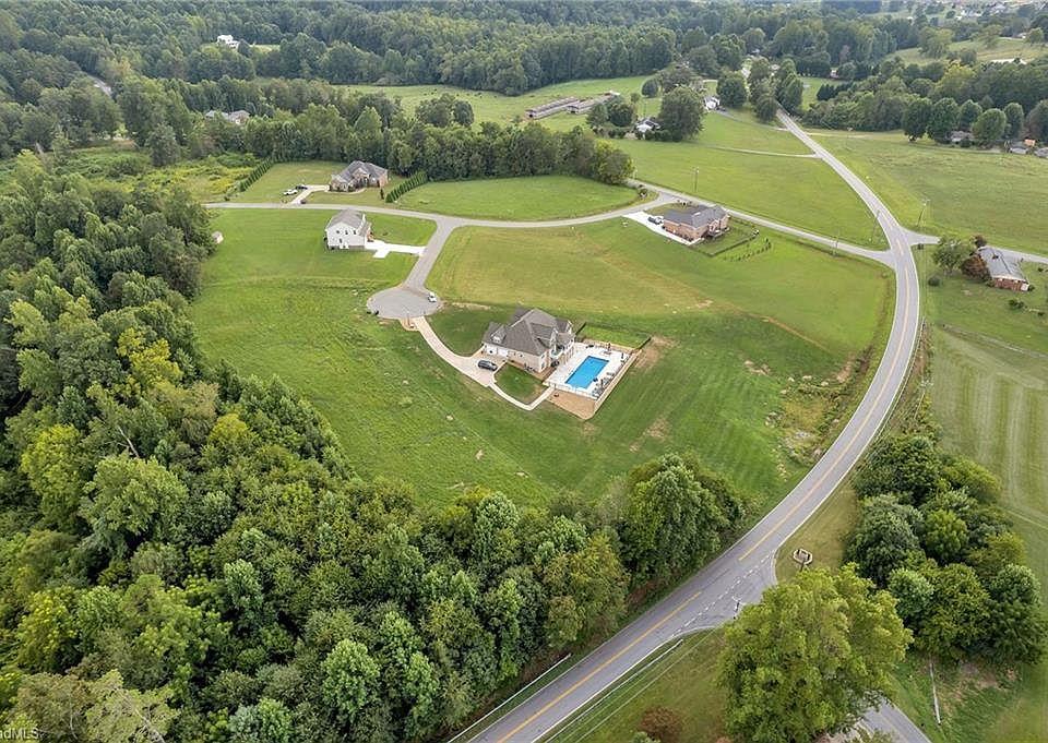 2nd image of 4 Town N Country Dr