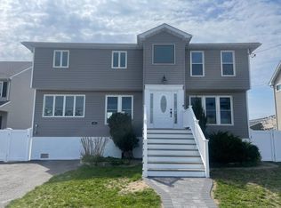 102 Surf Rd, Lindenhurst, NY 11757