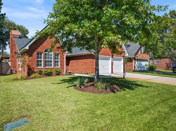 1305 Lark Ln, Hanahan, SC 29410