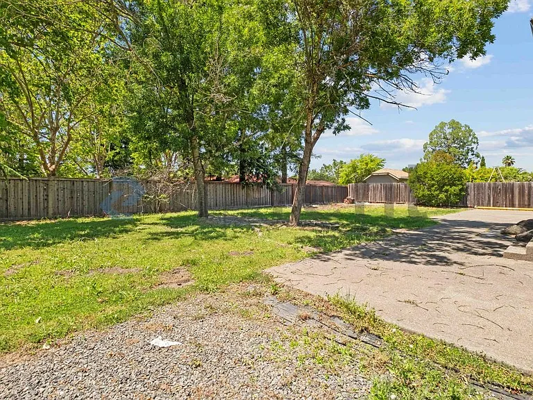 1425 Country Manor Dr — Photo 33