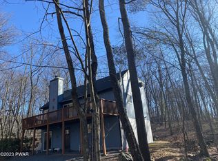 101 Maple Ridge Dr, Hawley, PA 18428