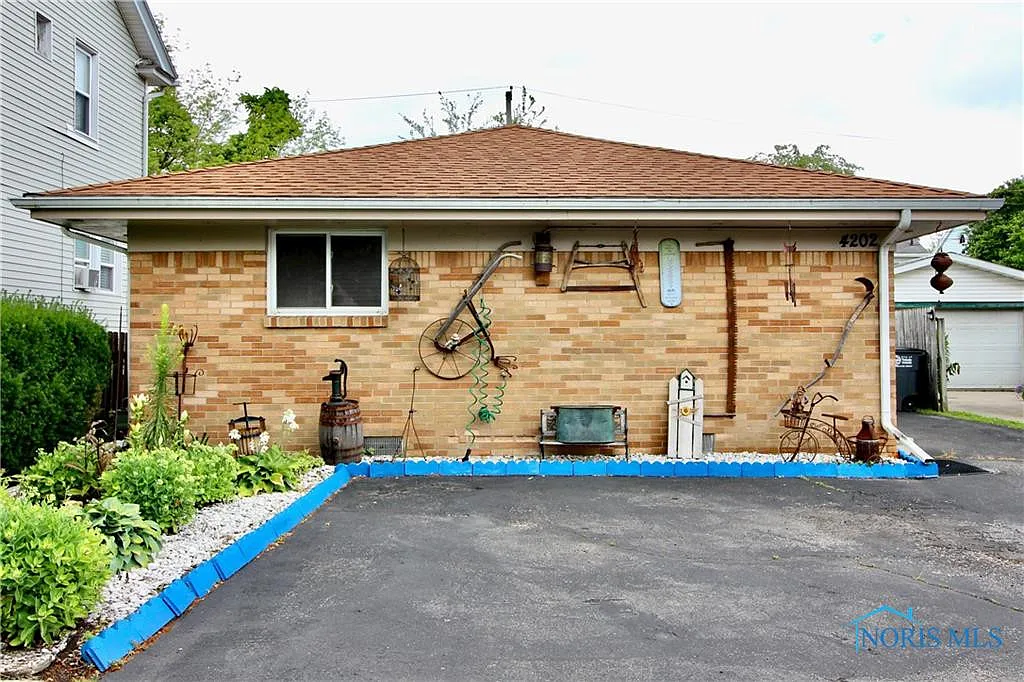 4202 Parrakeet Ave photo 1