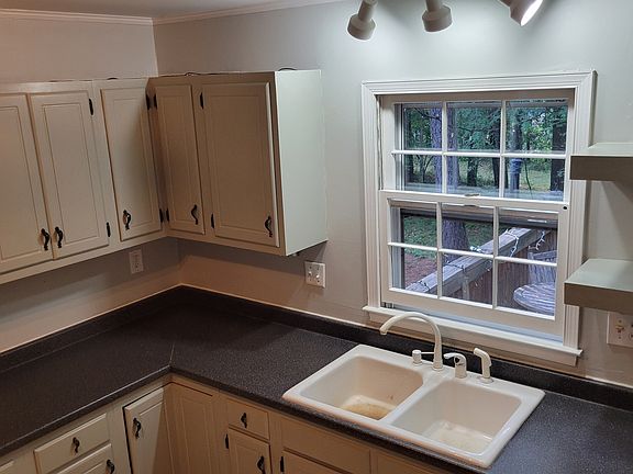 Alt view of kitchen