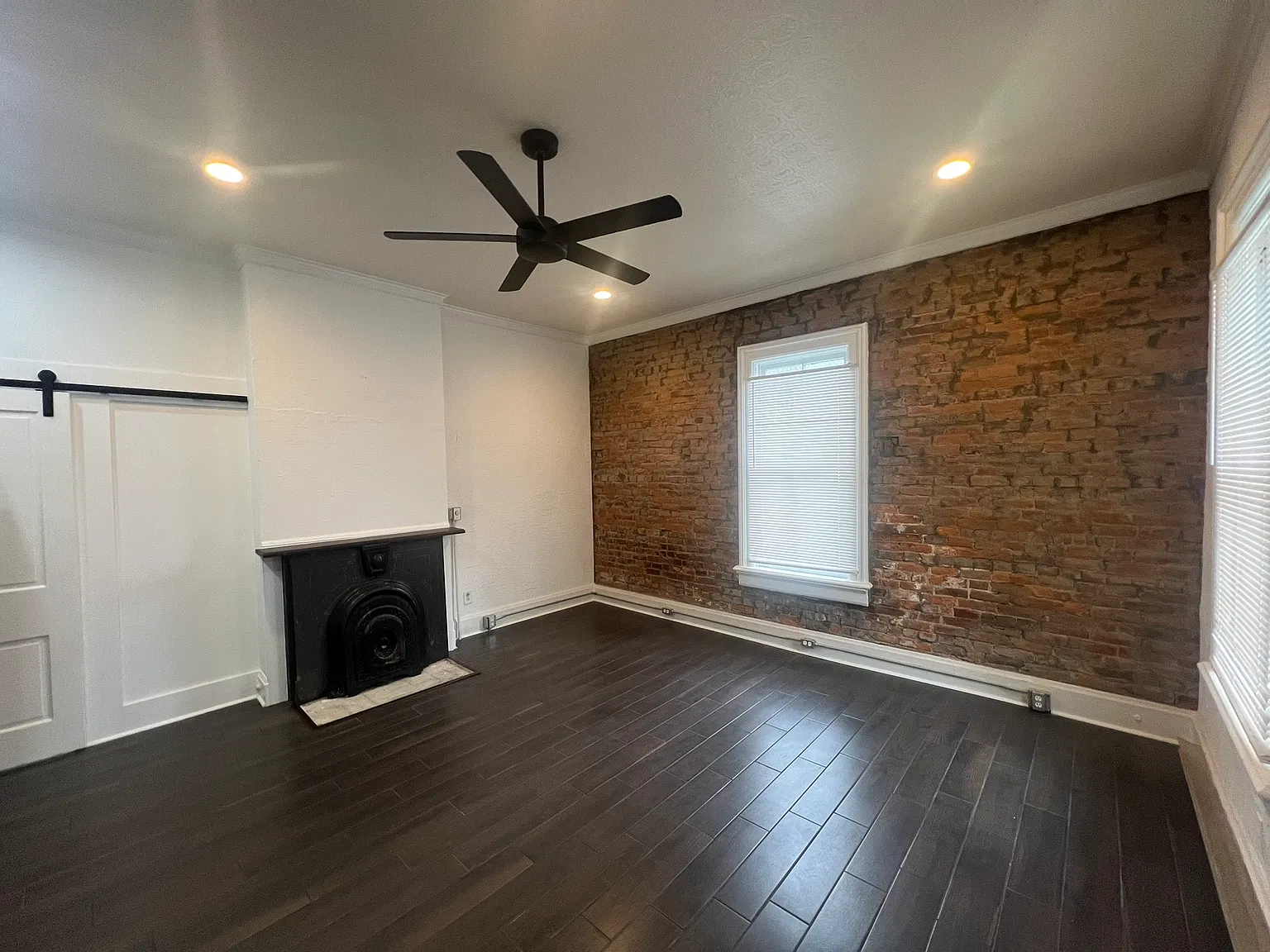 Studio, 300 sqft, $995 — Photo 2