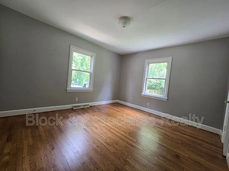 1034 E Lexington Ave — Photo 11