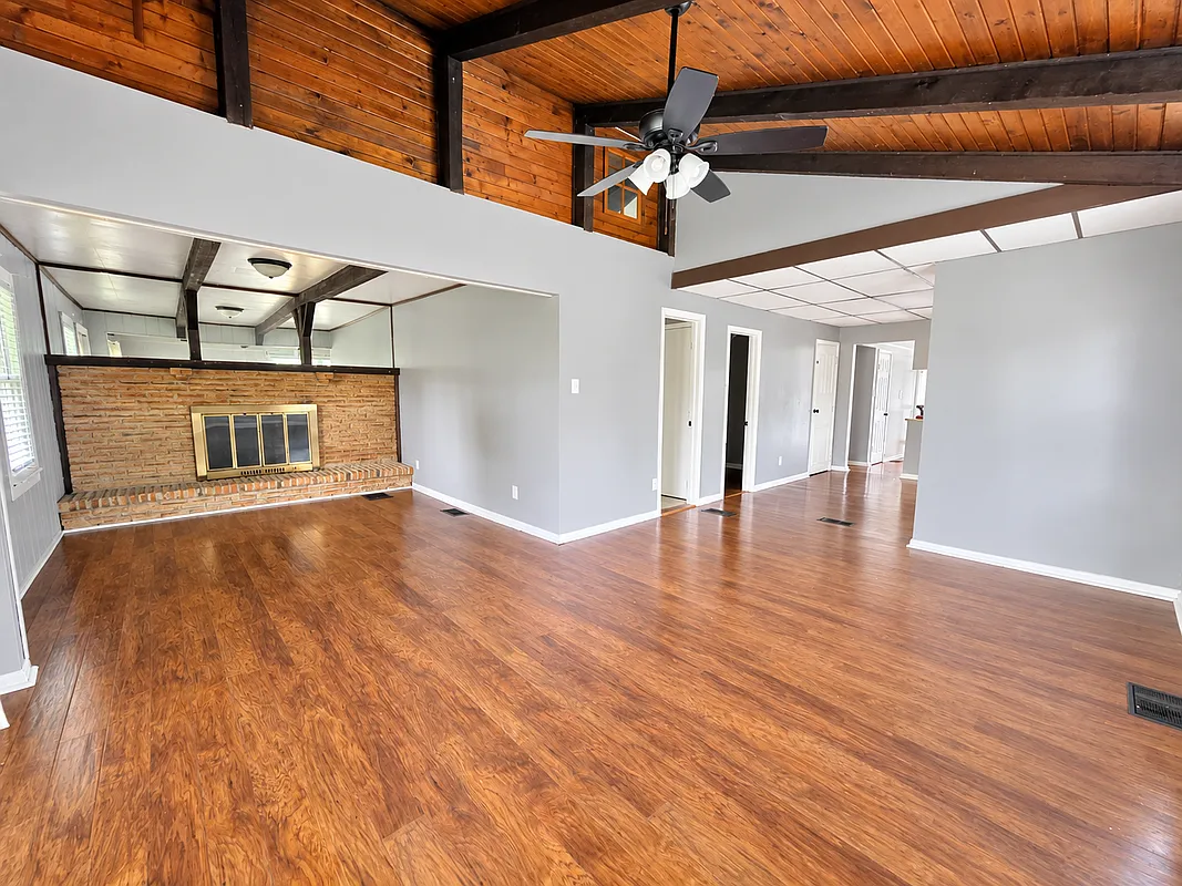 2 bed, 1.0 bath, 1300 sqft, $1,500 — Photo 2
