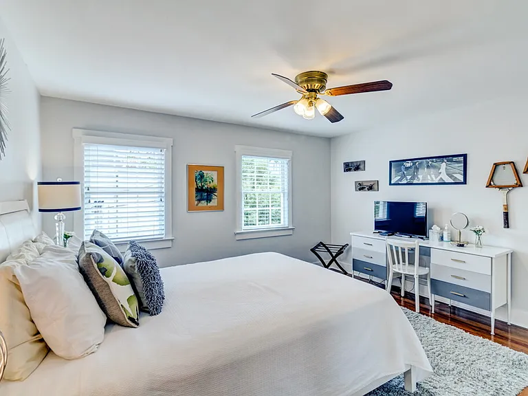 513 E Harris St — Photo 9