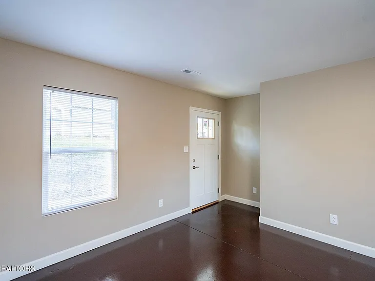 106 E Maire Ave — Photo 4