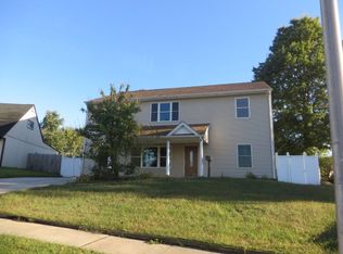 51 Parkside Cir, Levittown, PA 19056