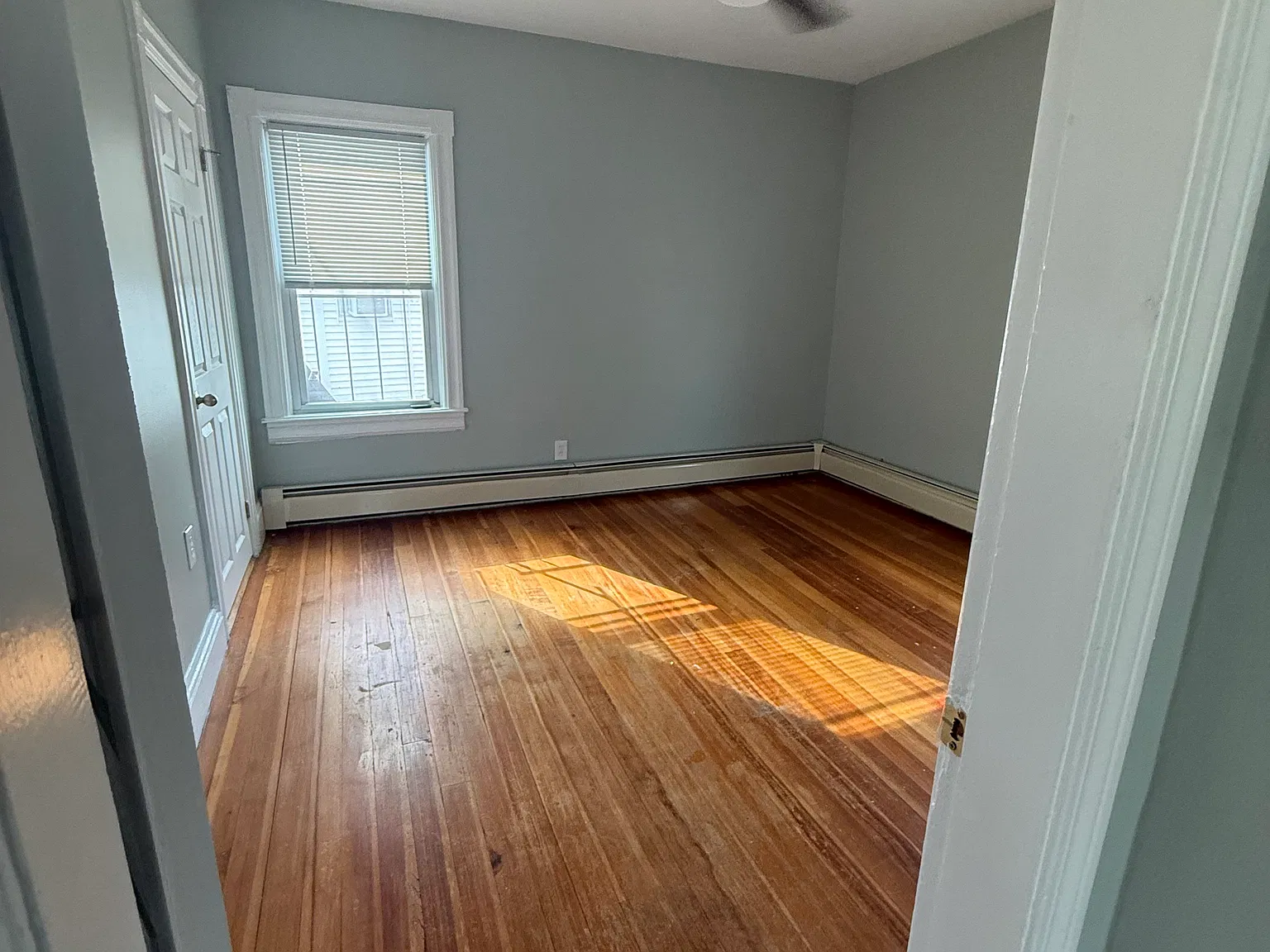 3 bed, 1128 sqft, $2,000 — Photo 2