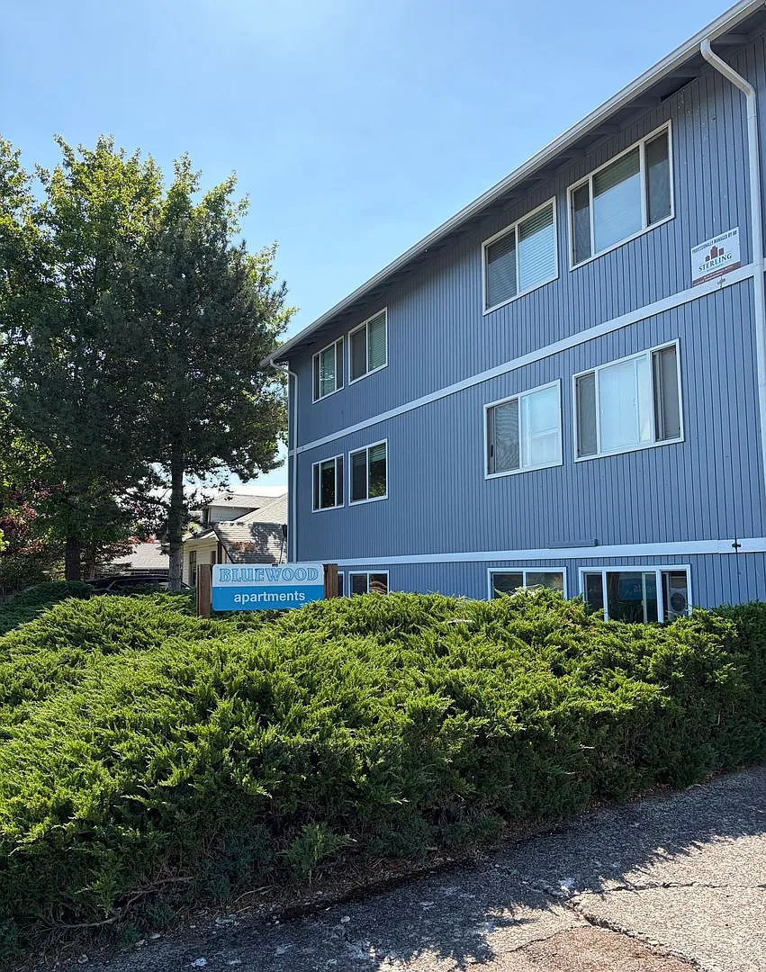 (907) Bluewood Apartments - 1 Bedroom / 1 Bath — Photo 1