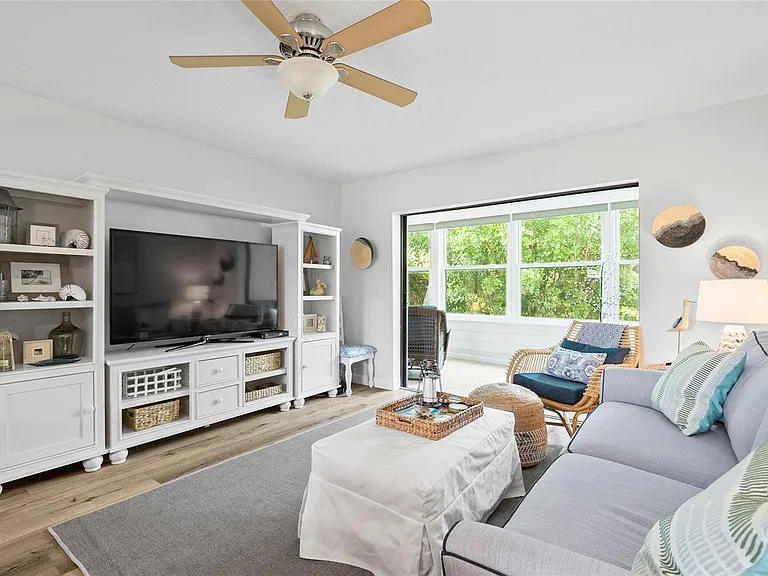 440 Palm Tree Dr — Photo 11
