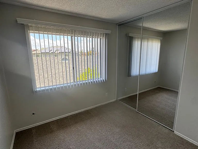 1236 Devonshire Ln — Photo 24