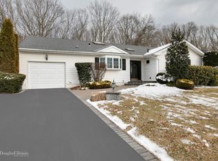 5 Kingswood Dr, Old Bethpage, NY 11804