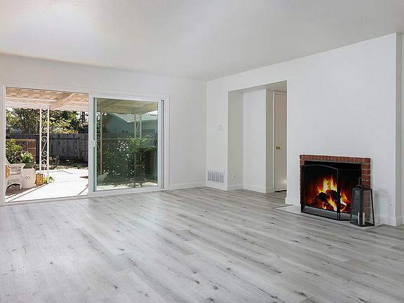 210 E Bay Blvd-003-10-Living Room-MLS_Si
