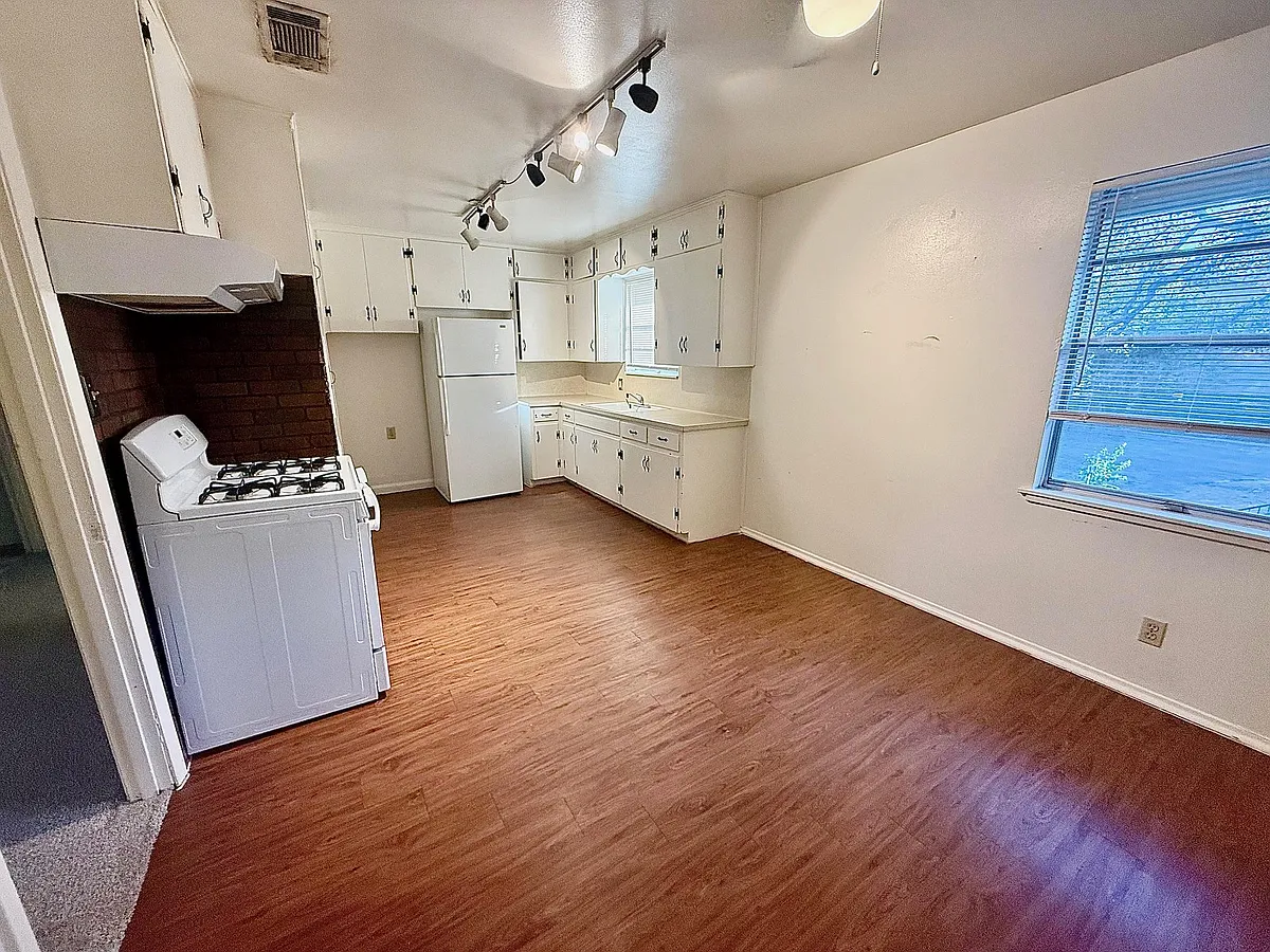 Photo 1 of 17 - 2411 S 5th St #6 - Austin, TX Primary Photo - 2411 S 5th St #6